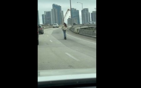 O femeie a fost inregistrata circuland cu viteza pe o autostrada, pe o trotineta electrica, schimband si benzile. VIDEO