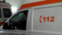 O ambulanta care transporta pacienti s-a rasturnat in Arges. Doi oameni sunt blocati in interior