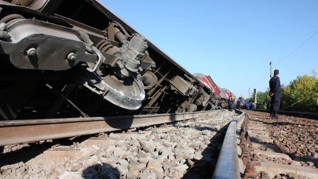 Noua vagoane ale unui tren de marfa au deraiat, iar doua s-au rasturnat, in statia Leu