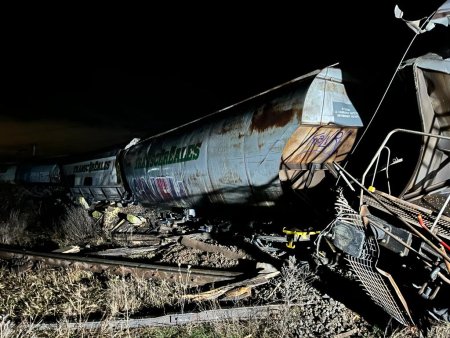 Trafic feroviar blocat intre Craiova si Caracal dupa ce doua vagoane ale unui tren de marfa s-au rasturnat si noua au deraiat