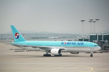 Un avion <span style='background:#EDF514'>KOREA</span>n Air, cu 289 de oameni la bord, a acrosat o alta aeronava pe un aeroport din Japonia