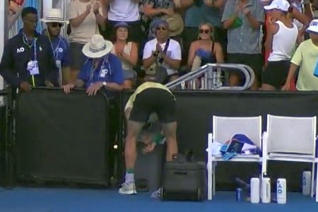 Moment incredibil la Australian Open: a vomitat pe teren, imediat dupa ce a dat mana cu adversarul: Amice, trebuie sa-ti strang mana, dar vreau sa ajung la cosul ala
