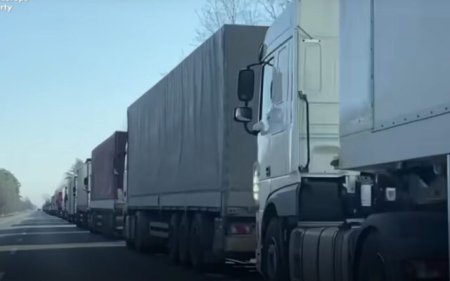 Protest impotriva protestului! 150 de soferi de camioane din Ucraina si Turcia protesteaza in localitatea Siret