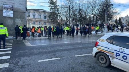 Vama Siret – Soferii ucraineni negociaza cu fermierii romani sa-i lase sa ajunga acasa