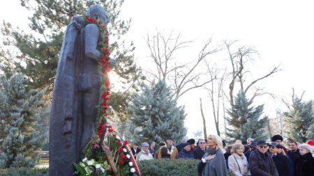 Raluca Turcan, surprinsa cu mana pe coliva la mormantul lui Eminescu | Ministrul Culturii l-a omagiat pe Poetul National, de ziua lui