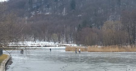 Distractie periculoasa pe un lac inghetat din Brasov. Inclusiv copiii sunt supusi unui risc inutil