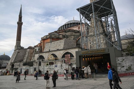 Vizitatorii si credinciosii straini, nevoiti sa plateasca o taxa de 25 de euro pentru a intra in bazilica Sfanta Sofia, transformata in moschee de Erdogan