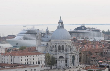 Venetia introduce o noua taxa, de 5 euro, pentru descurajarea turistilor de o zi. Primarul spune ca obiectivul este „calitatea vietii in oras”
