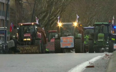 Fermierii au scos utilajele pe strazi si in Franta. Sunt nemultumiti de taxele mari, de pretul la combustibil si de costuri
