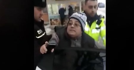 Roman: Saltat si amendat de politistii locali pentru ca a curatat zapada de pe trotuar si nu s-a legitimat VIDEO