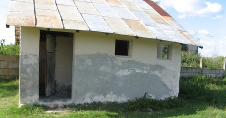 Cheta pentru amenajarea de WC-uri in scoli, intr-o comuna din Buzau. Ce efecte a avut campania initiata de primar VIDEO
