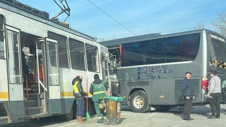 Autocar izbit in plin de un tramvai, in Bucuresti