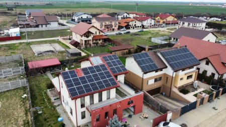 Promisiuni mari. Fechet: Ne oprim atunci cand vom avea panouri fotovoltaice si pe ultimul acoperis din Romania