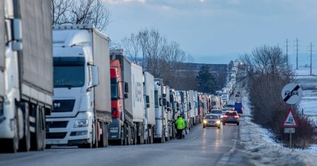 Traficul spre <span style='background:#EDF514'>VAMA SIRET</span>, paralizat de fermierii din Suceava si Botosani. Coloana de camioane se intinde pe 20 de kilometri