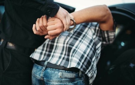 Un barbat din Brasov, arestat dupa ce ar fi lovit o persoana cu un obiect taietor intr-un restaurant