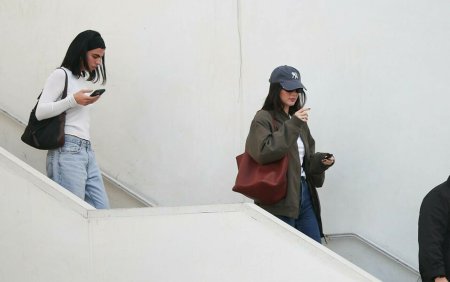 Kendall Jenner, surprinsa de <span style='background:#EDF514'>PAPARAZZI</span> in Los Angeles. Cum a fost pozata in timp ce mergea la cumparaturi. GALERIE FOTO
