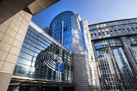 PE si-a dat acordul final pentru o lege care interzice dezinformarea si declaratiile inselatoare despre produse