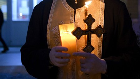Un preot din Cluj este obligat sa plateasca daune morale de 5.000 de lei, dupa ce a facut scandal la o inmormantare
