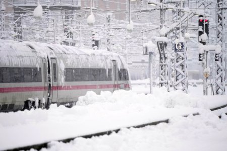 Vremea de iarna ingreuneaza calatoriile cu avionul si trenul in Europa