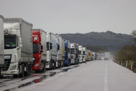 Bulgarii au blocat in vama Oryahova zeci de camioane cu destinatia Austria, sub pretextul intaririi controalelor pentru a intra in Schengen