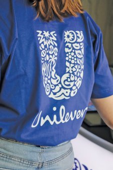 Modelul de lucru al marilor multinationale: Unilever si-a construit businessul local prin achizitii succesive de afaceri romanesti pe care apoi le-a eficientizat la sange. Gigantul a inchis patru fabrici si a renuntat la doua branduri