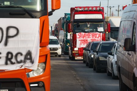 Trafic ingreunat, in continuare, la <span style='background:#EDF514'>VAMA SIRET</span> si in Afumati de protestele transportatorilor si fermierilor