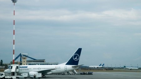 Un pasager roman a incercat sa isi ia zilele in avion, dupa <span style='background:#EDF514'>ATERIZAREA</span> pe Aeroportul Otopeni