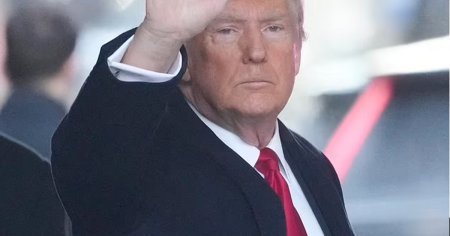 Ranile misterioase de pe mana lui Trump. Un dermatolog explica de la ce ar putea proveni
