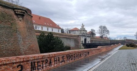 Mesajul scris in rusa pe zidul Cetatii din Alba Iulia. Vandalii sunt <span style='background:#EDF514'>CAUTATI DE POLITIE</span> VIDEO