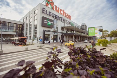 Catinvest aduce Bebe Tei si <span style='background:#EDF514'>FARMACIA</span> Tei pentru prima data in Craiova si consolideaza pozitia ElectroPutere Mall