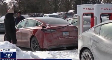 Frigul a paralizat bateria la Tesla: zeci de vehicule electrice blocate pe strada de inghet