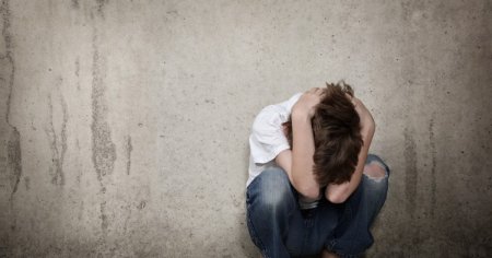 Cum ne pazim copiii de pedofilii de pe internet. Sfaturile unui psiholog clinician