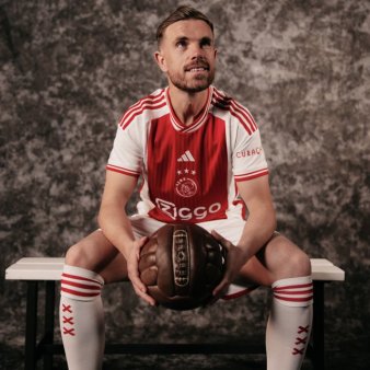 <span style='background:#EDF514'>AJAX AMSTERDAM</span> a adus un fotbal capitan de la Liverpool esuat in fotbalul arab