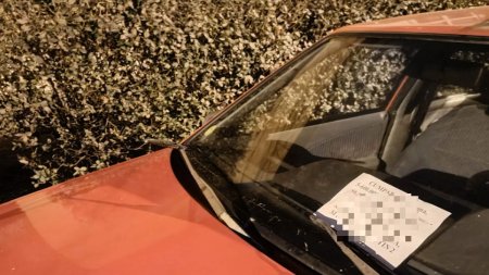 Un sofer din Cluj a gasit un bilet cu un mesaj ironic pe masina, dupa ce a parcat in fata unei vile de 600.000 de euro. Postarea a ajuns pe internet si oamenii se amuza: E genial