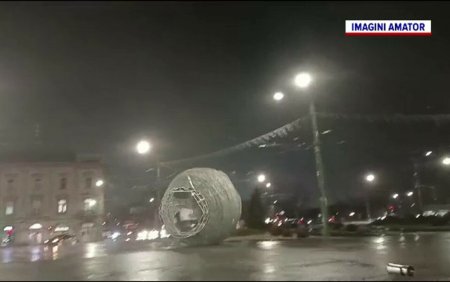 Momentul in care o sfera uriasa din metal si beculete este rostogolita de vant intr-o intersectie din Arad | VIDEO