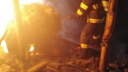 Incendiu violent la o casa din Vaslui. O femeie a fost gasita moarta