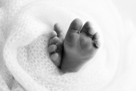 Un bebelus a fost gasit in viata, intr-o punga de cumparaturi, la minus 3 grade Celsius, pe o strada din Londra