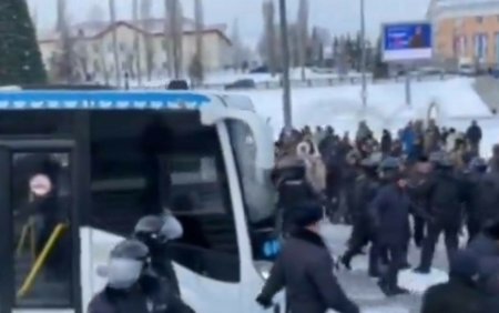 VIDEO | Politia rusa face <span style='background:#EDF514'>ARESTARI</span> dupa ce protestele dintr-un orasel din Baskiria se muta in capitala regionala