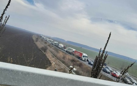 Trafic oprit pe <span style='background:#EDF514'>AUTOSTRADA A3</span>, din cauza protestului transportatorilor si fermierilor. Coloana de 6 km spre Ploiesti