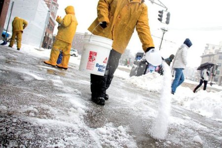 Autoritatile au pregatite sarea si nisipul pentru ninsoarea care se anunta in Capitala