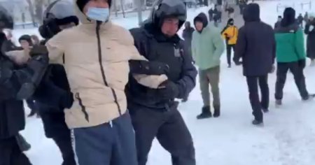 Demonstratii inabusite de politie in Rusia. Oamenii continua sa iasa in strada in Baschiria. Kremlinul spune ca protestele nu exista VIDEO