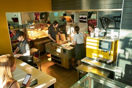 Un roman trebuie sa plateasca daune fast-foodului McDonald's dupa ce initial el ceruse daune morale. Cat trebuie sa achite