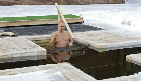 Vladimir Putin, intr-un bazin cu apa rece de Bo<span style='background:#EDF514'>BOTEA</span>za
