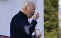 Biden bea un milkshake si mananca un cheeseburger, dupa ce-l ironizeaza pe Trump si face o gafa intr-un discurs