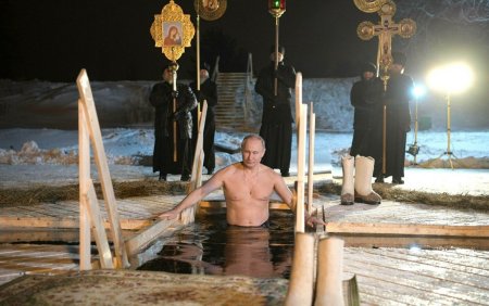 Putin si-a facut de trei ori cruce si a plonjat dezbracat in apa rece ca gheata. Mesajul transmis de Kremlin