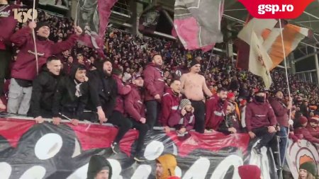 Rapid - FCU Craiova » Giulestenii canta alaturi de fanii din peluza la finalul partidei