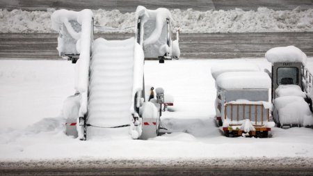 Trafic aerian se desfasoara in conditii de iarna pe aeroporturile Capitalei: Unele zboruri pot inregistra intarzieri