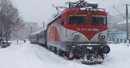 Trenurile care circula in conditii de iarna si au intarzieri. Viscolul creaza probleme pe liniile de tensiune