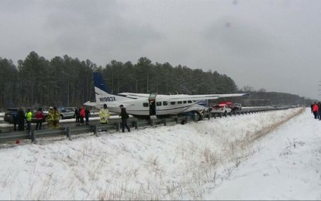 Un avion a aterizat de urgenta pe o autostrada din SUA. Pilotul a reusit sa evite un dezastru | Video