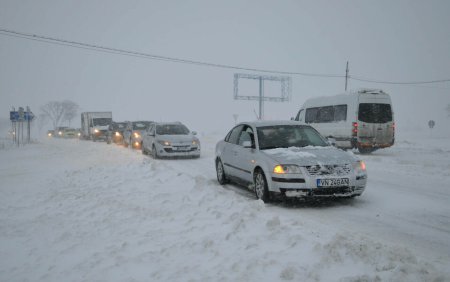 LIVE UPDATE, <span style='background:#EDF514'>STAREA DRUMURILOR</span>, InfoTrafic. Dupa temperaturile de primavara, iarna a revenit in forta in Romania